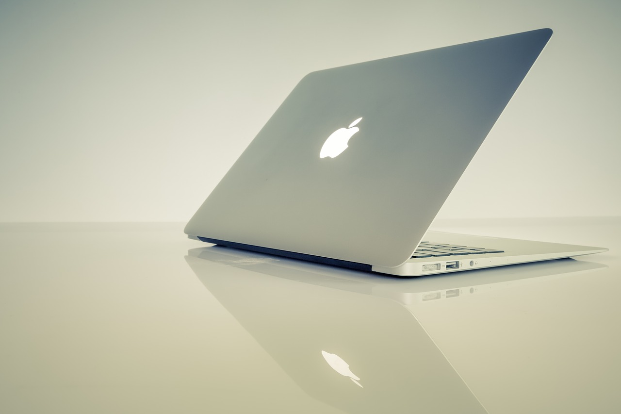 A Macintosh laptop computer.