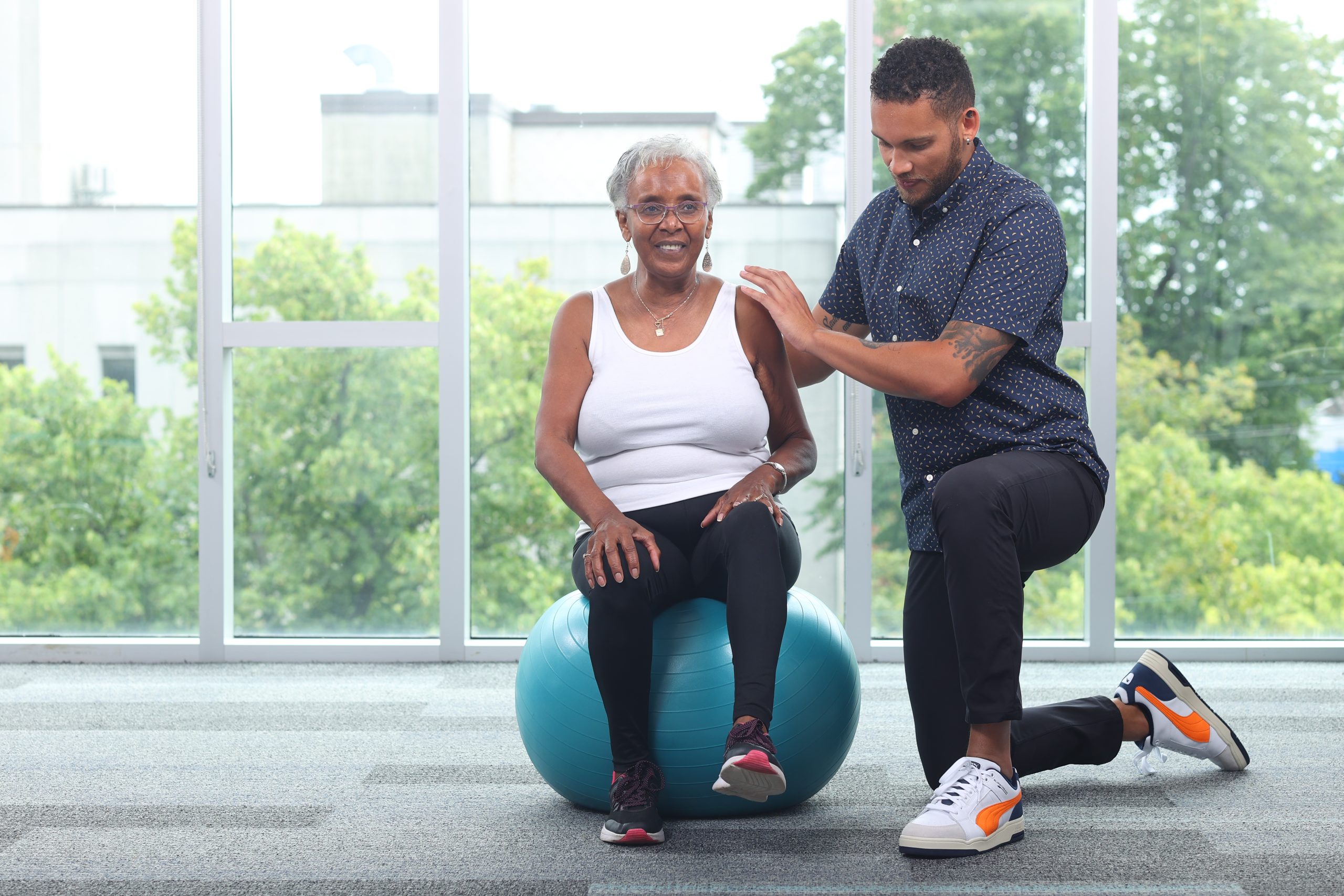 Seated balance on theraball - single leg lift (2)